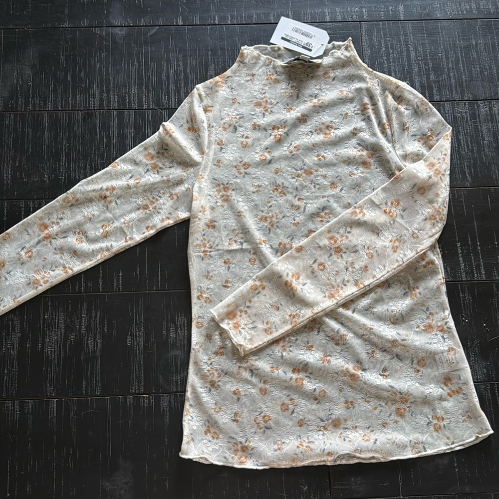 Boutique mesh shirt new with tags! Super cute for layering. Just doesn’t fit me